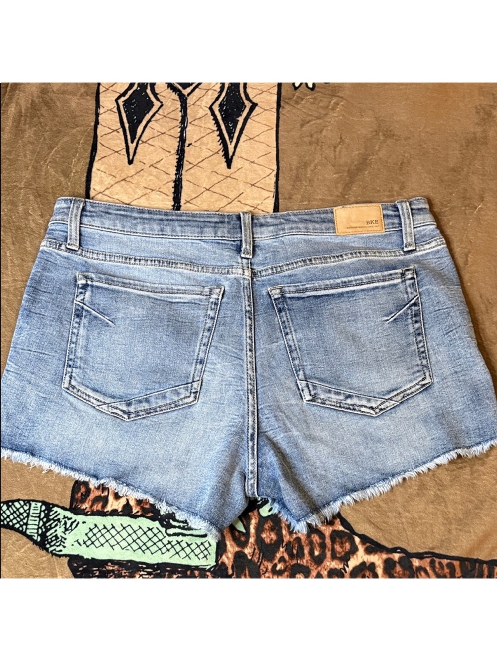 Buckle BKE Payton Light Wash Frayed Hem Denim Shorts - Picture 6 of 7